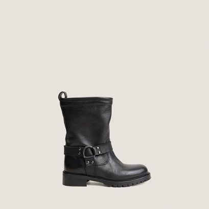Round-toed boots black