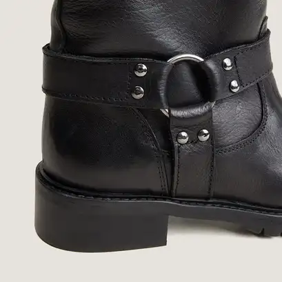 Round-toed boots black