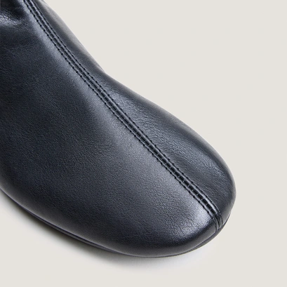 Flat round-toe ankle boots black