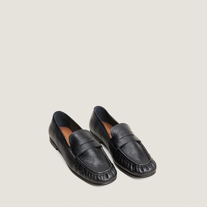 Flat ruched loafers in black grained leather | delio