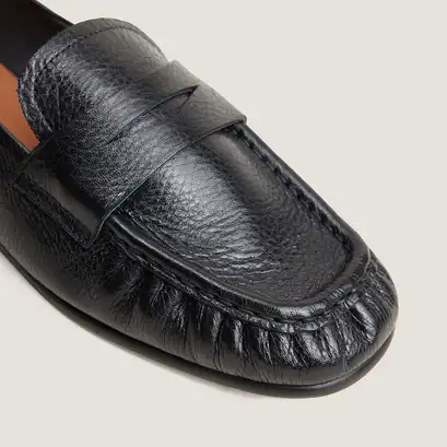 Flat ruched loafers in black grained leather | delio