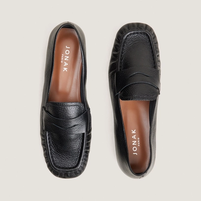 Flat ruched loafers in black grained leather | delio
