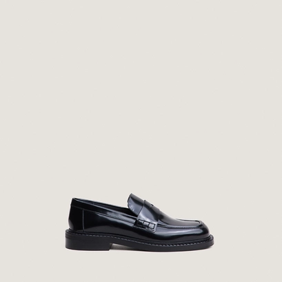 Square-toe loafers black