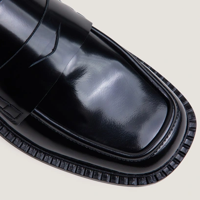 Square-toe loafers black