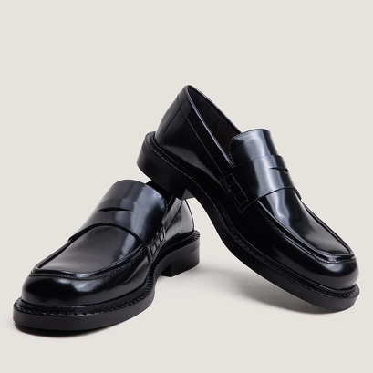 Square-toe loafers black