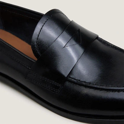 Round-toe loafers black