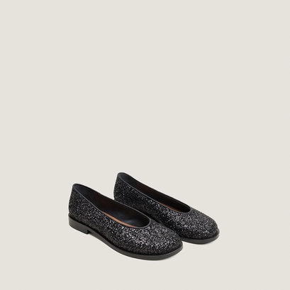 Ballet flats with low heels and round toes black