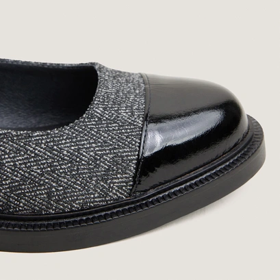 Round-toe ballet flats with low heels black/grey