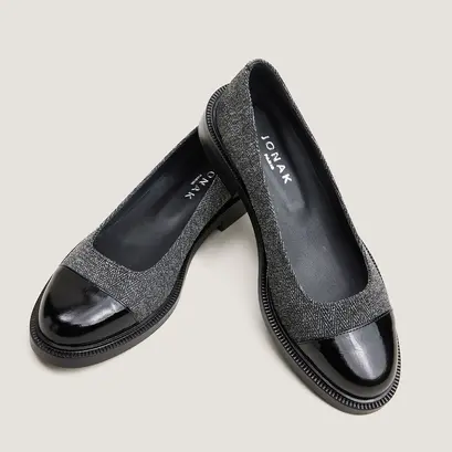 Round-toe ballet flats with low heels black/grey