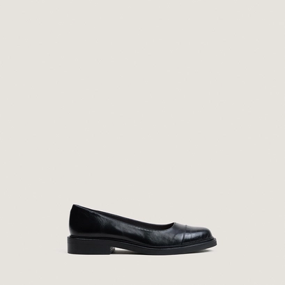 Round-toe ballet flats with low heels black