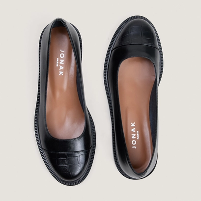 Round-toe ballet flats with low heels black