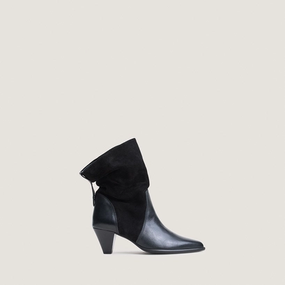 Pointed-toe ankle boots black