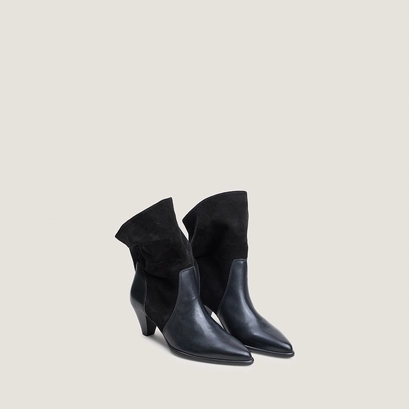 Pointed-toe ankle boots black