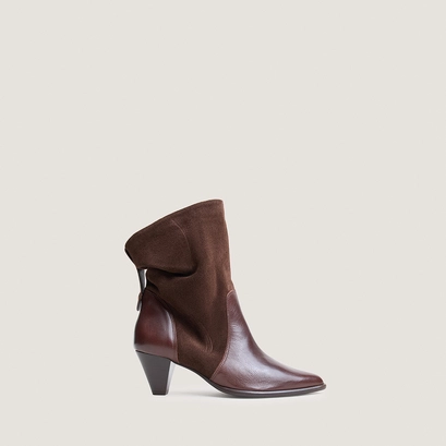 Pointed-toe ankle boots brown