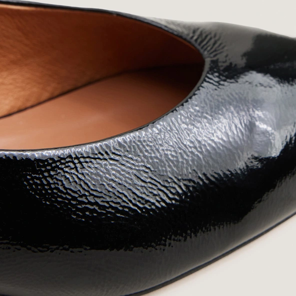 Ballet flats with open backs in black pleated patent leather | VINCE