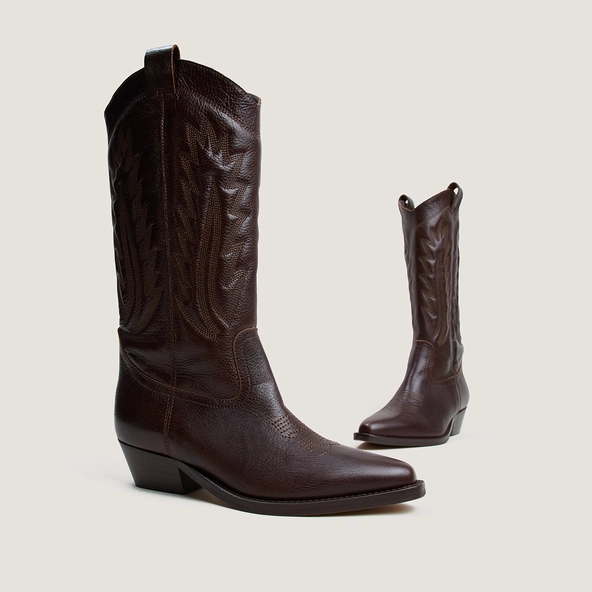 Pointed-toe boots with visible stitching in brown grained leather | DELEA
