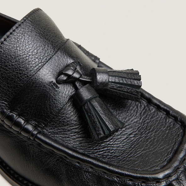 Loafers with tassels in black grained leather | DUCHETTE