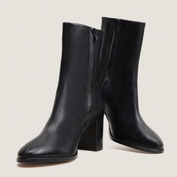 Heeled round-toe ankle boots in black leather | VIRTUOSE
