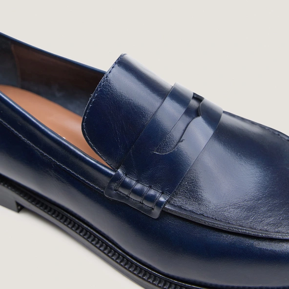 Round-toe loafers in navy leather | DRACULA