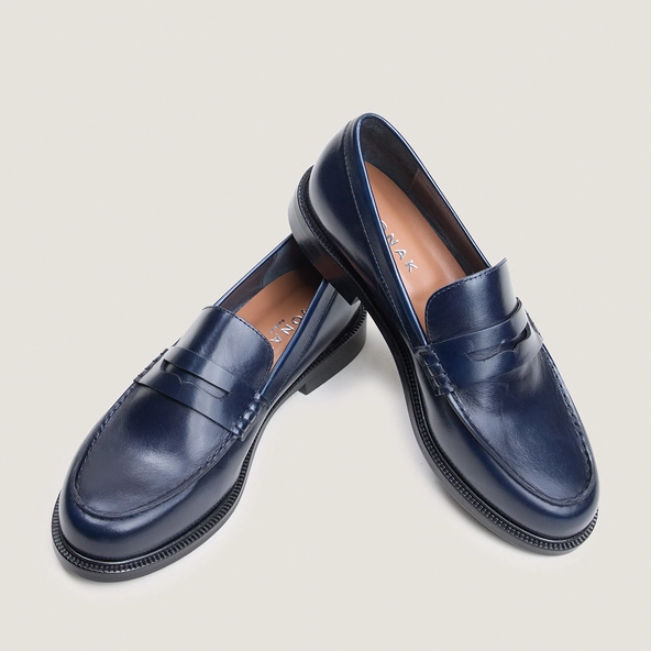 Round-toe loafers in navy leather | DRACULA