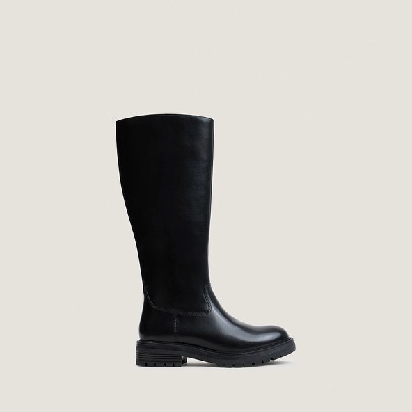 Boots with lug soles in black leather | AGILUS