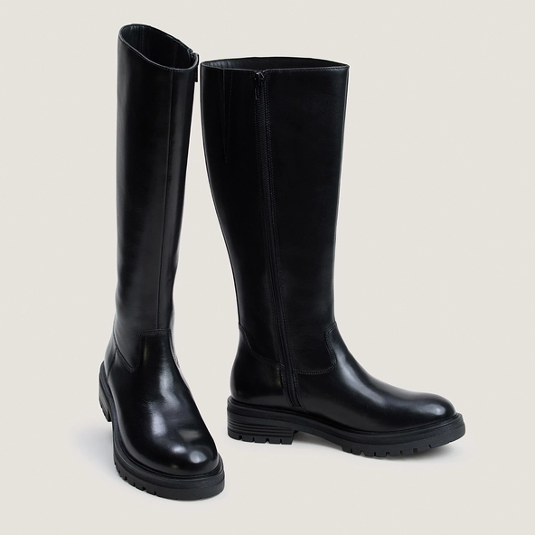 Boots with lug soles in black leather | AGILUS