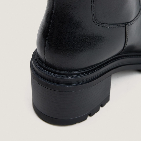 Boots with lug soles in black leather | ASTRE