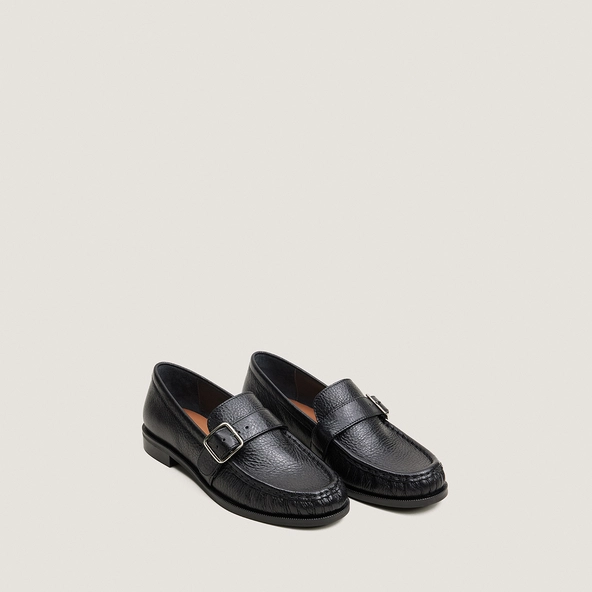 Round-toed loafers with adjustable straps in black grained leather | DELICY