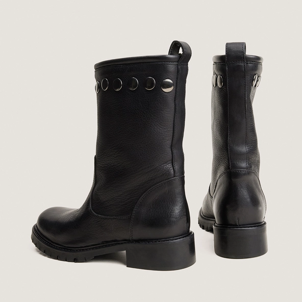 Rivets boots with lug soles in black grained leather | REGAN