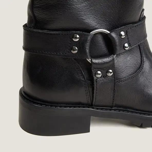 Round-toed boots in black grained leather | RIO