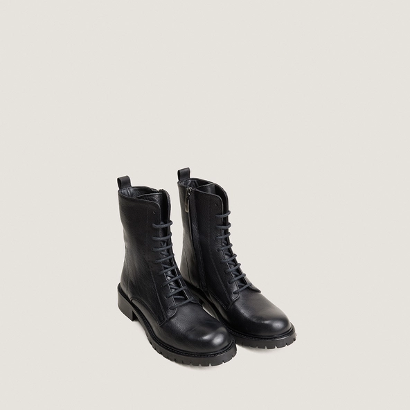 Lace-up low boots in black grained leather | ROMAIN