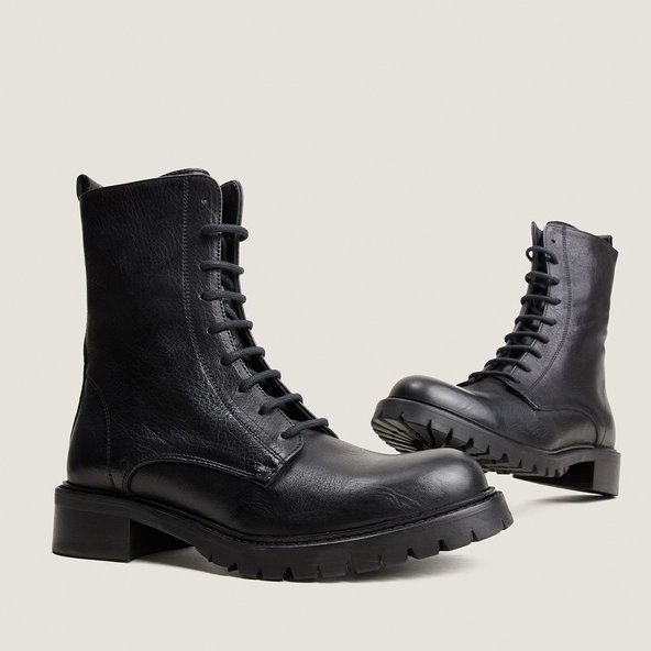 Lace-up low boots in black grained leather | ROMAIN