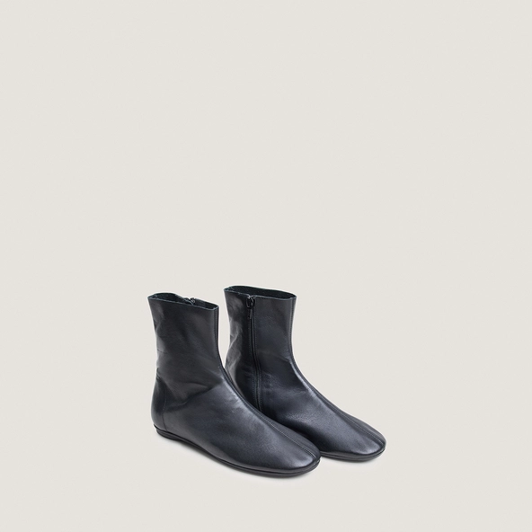 Flat round-toe ankle boots in black leather | DALLETA