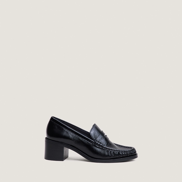 Heeled round-toe loafers in black aged leather | DELICIEUX