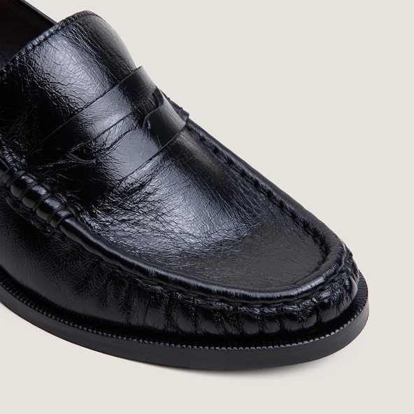 Heeled round-toe loafers in black aged leather | DELICIEUX