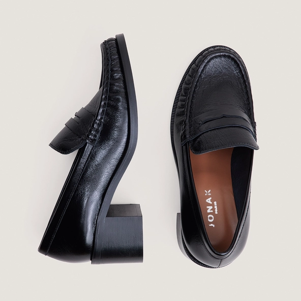 Heeled round-toe loafers in black aged leather | DELICIEUX