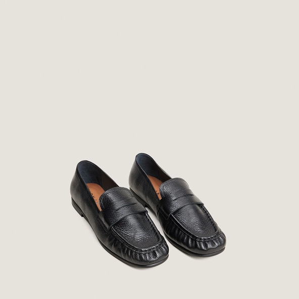Flat ruched loafers in black grained leather | DELIO