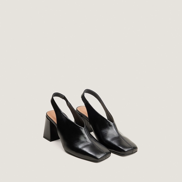 Square-toe slingback pumps in black leather | DREEZE