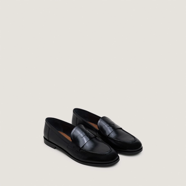 Round-toe loafers in black leather | THELMA
