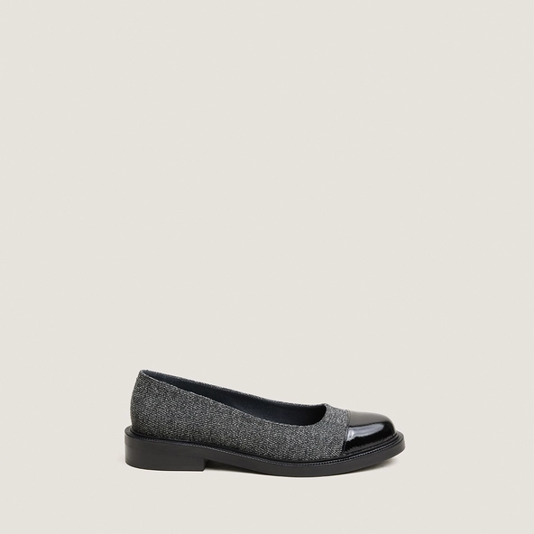 Round-toe ballet flats with low heels in black shiny leather and grey chevron pattern | DOUM