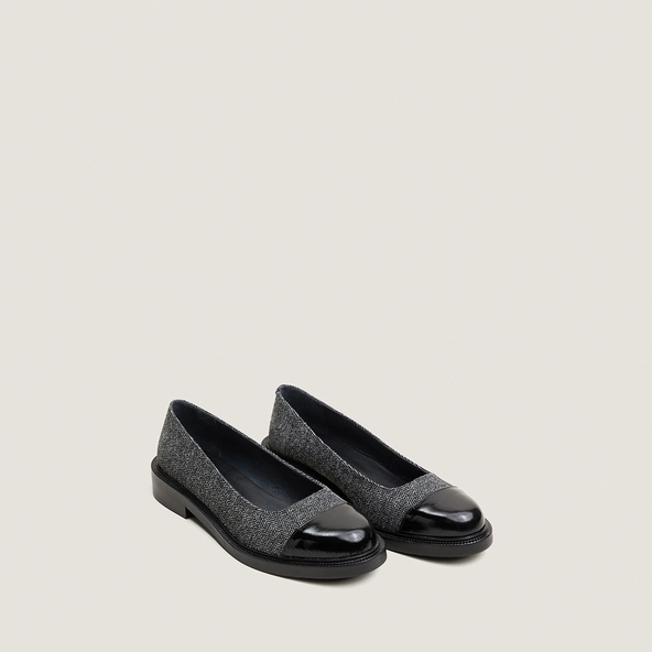 Round-toe ballet flats with low heels in black shiny leather and grey chevron pattern | DOUM
