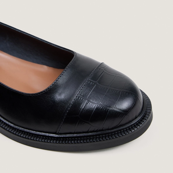 Round-toe ballet flats with low heels in black leather and black croc-effect | DOUM