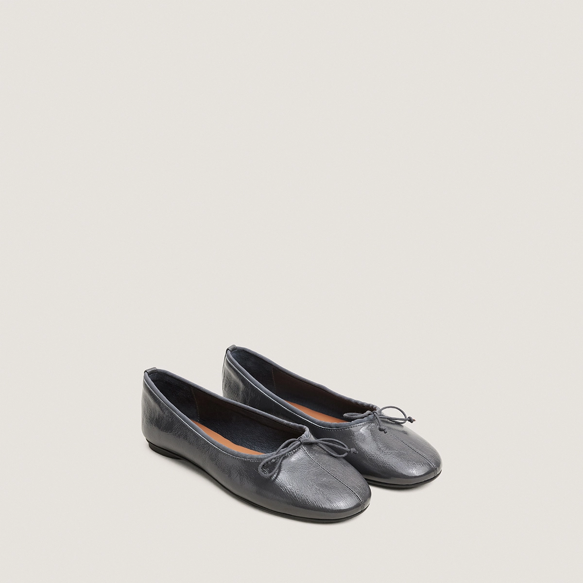 Ballet flats with small laces in grey patent leather | DALLETTE