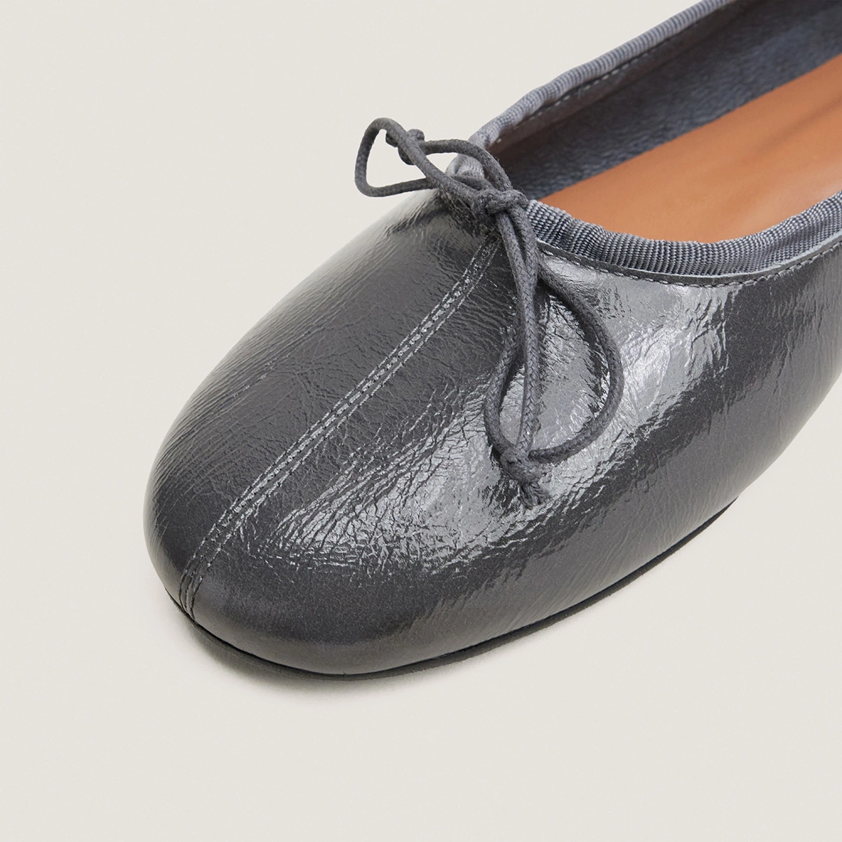 Ballet flats with small laces in grey patent leather | DALLETTE