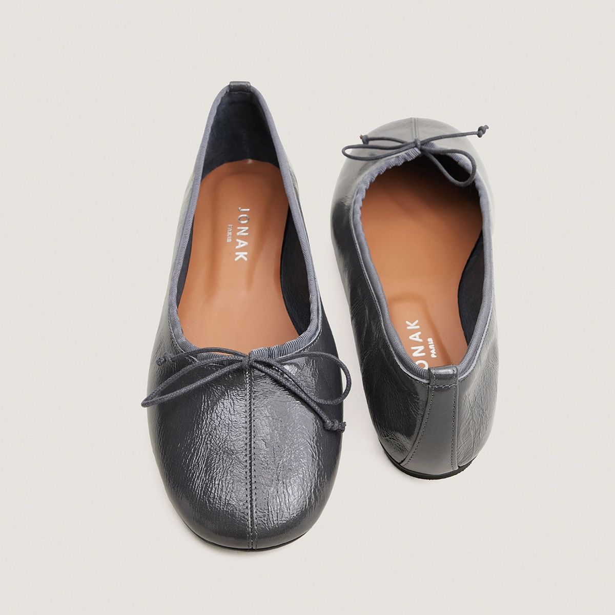 Ballet flats with small laces in grey patent leather | DALLETTE