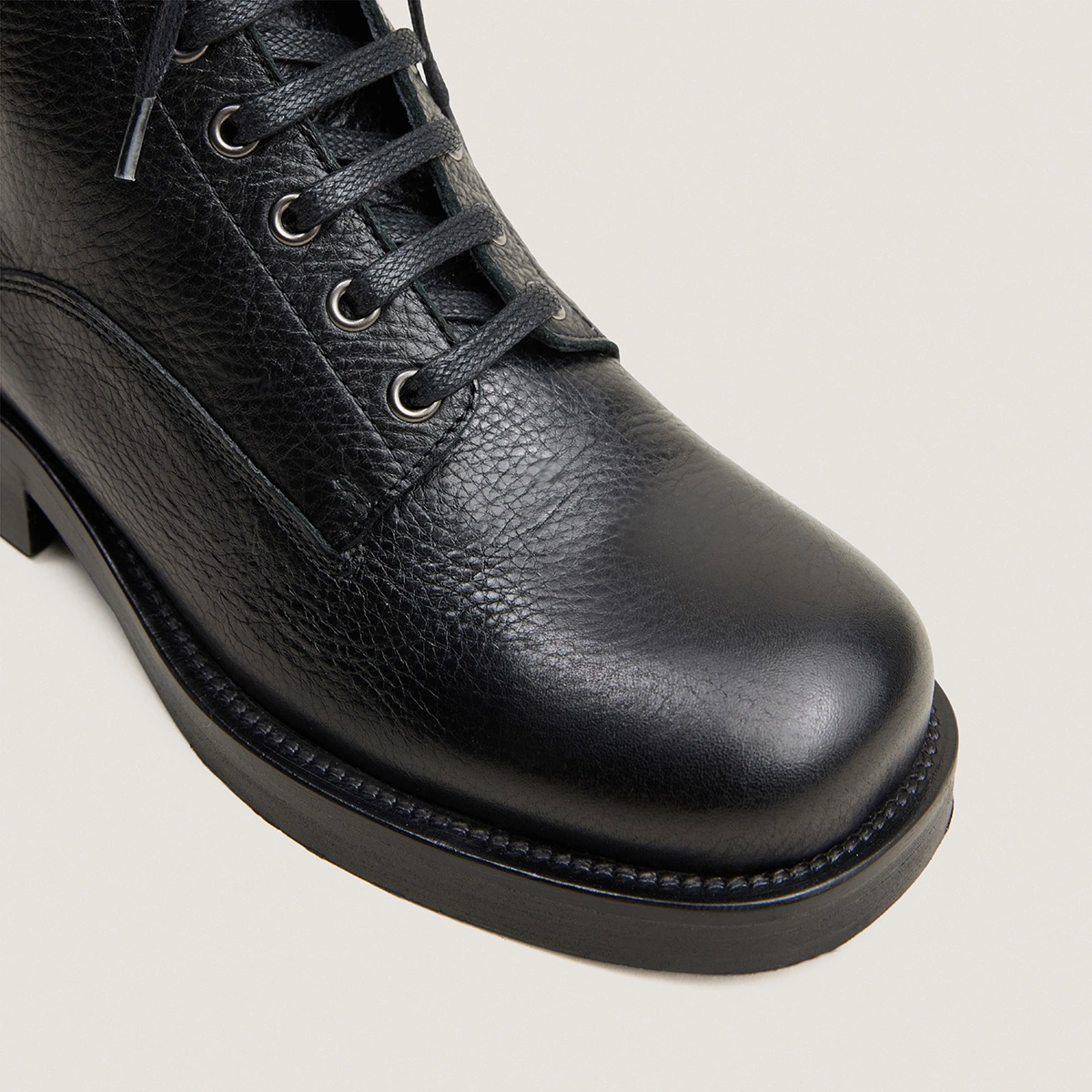 Lace-up heeled ankle boots in black grained leather | DIO