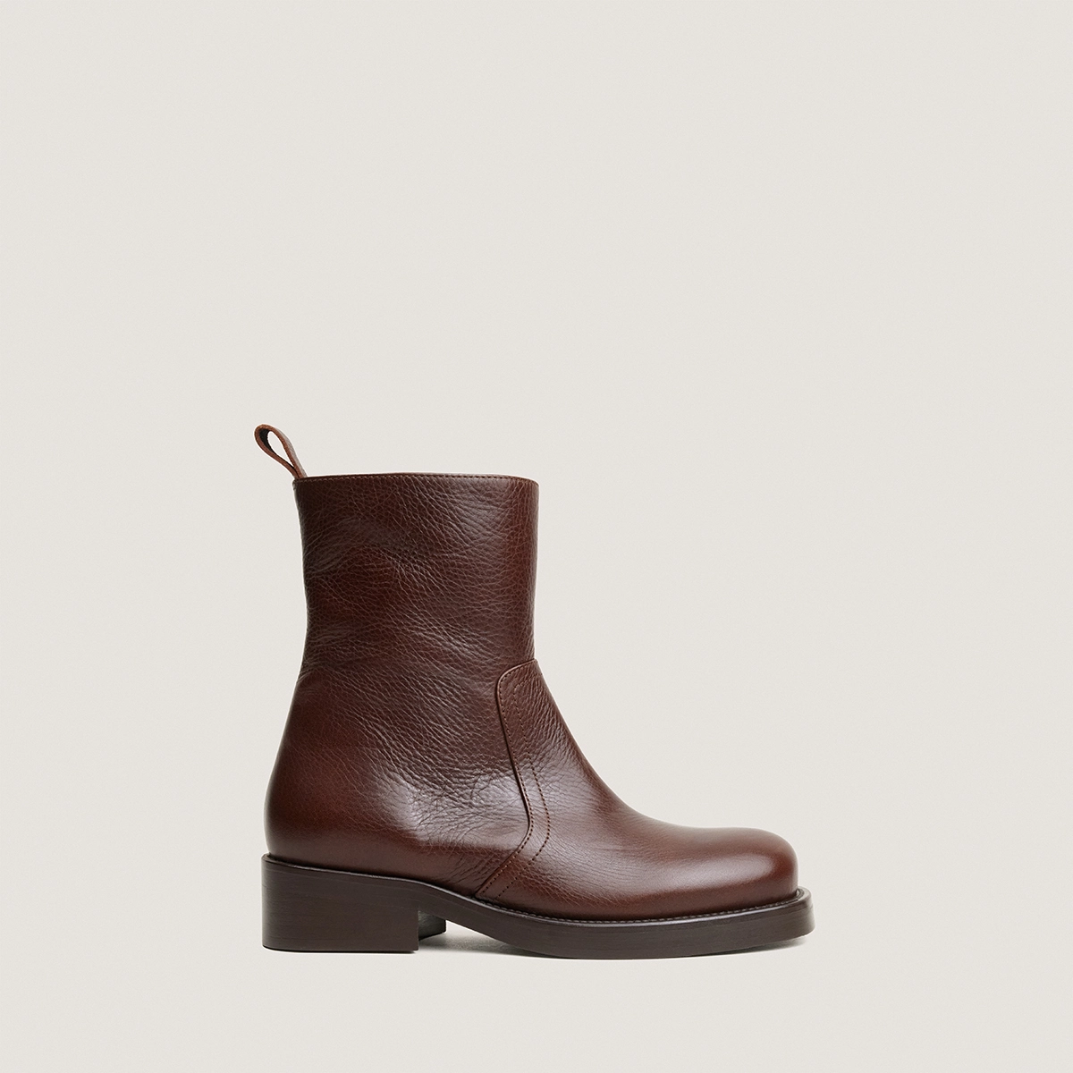 Zip heeled ankle boots in brown grained leather | DIO