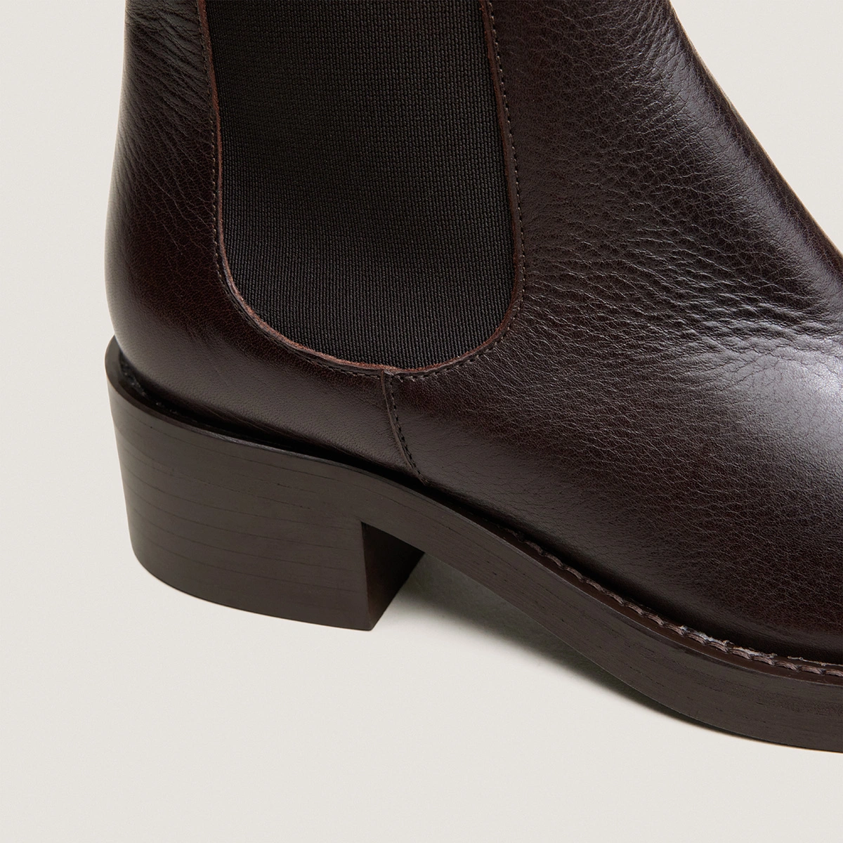 Chelsea boots with heels and round toes in dark brown grained leather | DIALO