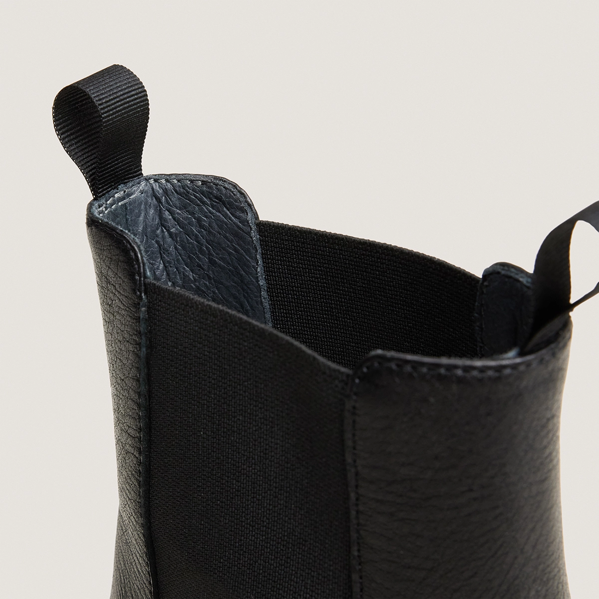 Chelsea boots with heels and round toes in black grained leather | DIALO