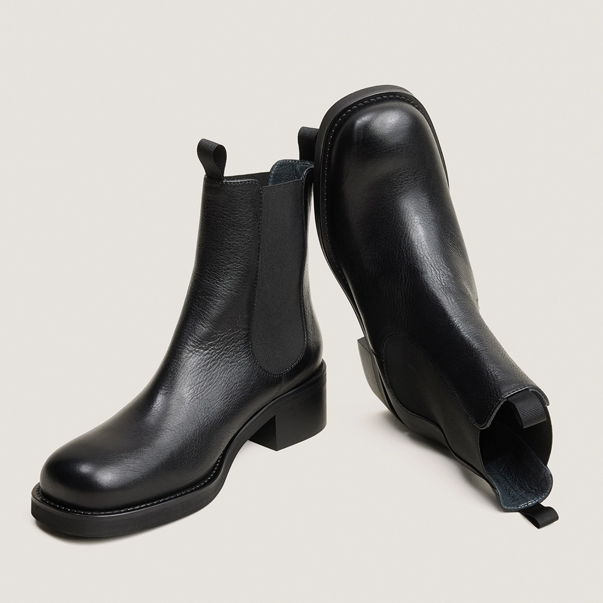 Chelsea boots with heels and round toes in black grained leather | DIALO